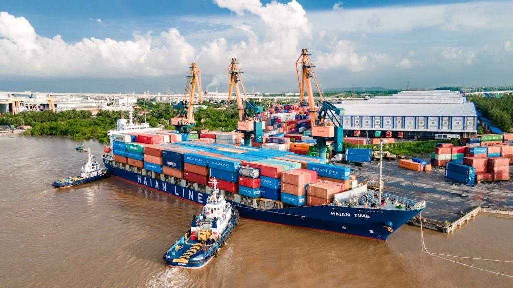 Lai dắt tàu cập cảng Hải An, Hải Phòng. Ảnh: HA